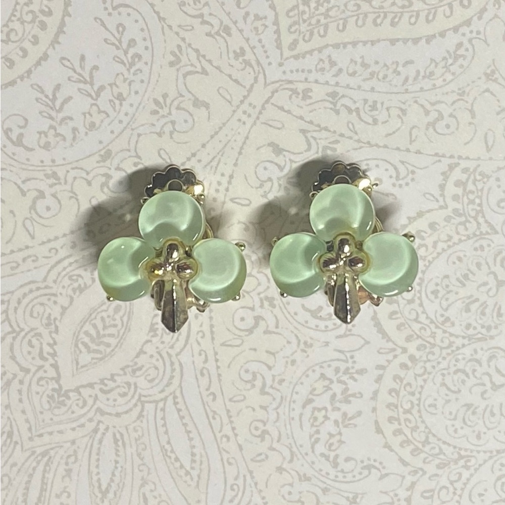 🕸️ Vintage Gold and Green Clover Clip On Earrings - Picture 1 of 2